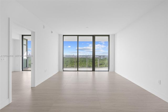 2411 Laguna Circle 1604, North Miami, FL 33181