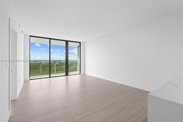 2411 Laguna Circle 1604, North Miami, FL 33181