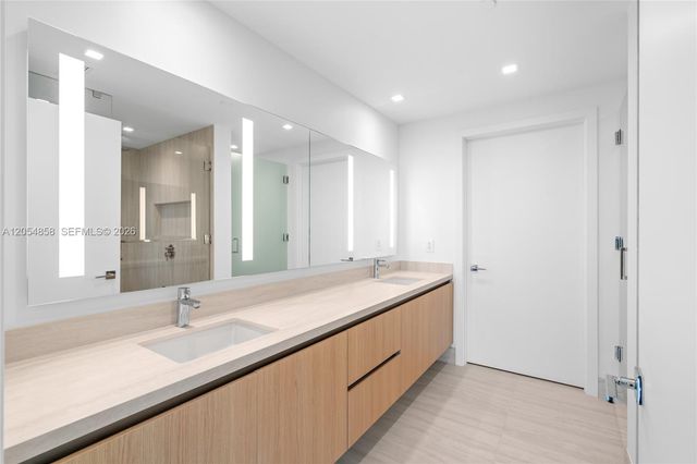 2411 Laguna Circle 1604, North Miami, FL 33181