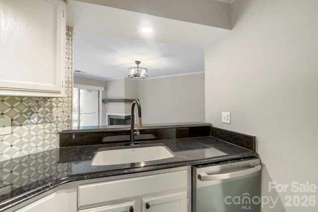 2520 Stradbrook Drive, Charlotte, NC 28210