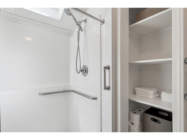 1455 Ne JESSICA Loop, Hillsboro, OR 97124