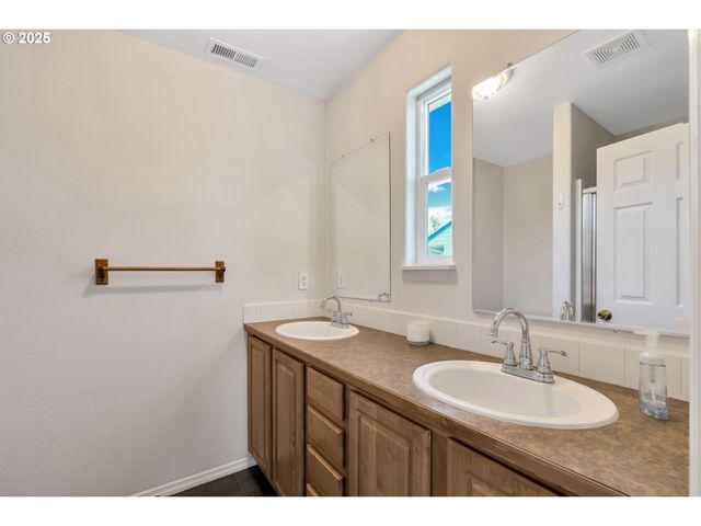 1455 Ne JESSICA Loop, Hillsboro, OR 97124