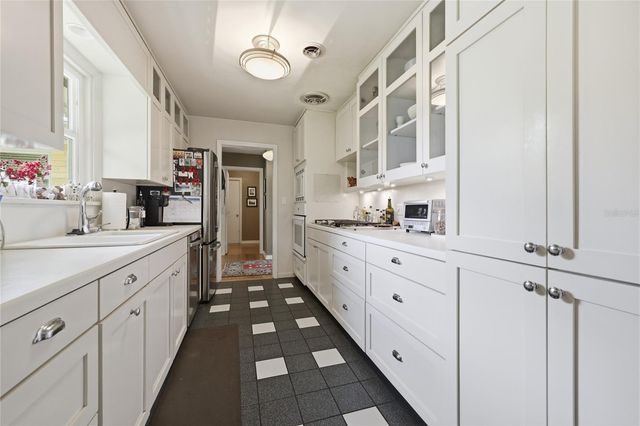 2006 NW 14TH AVENUE, Gainesville, FL 32605