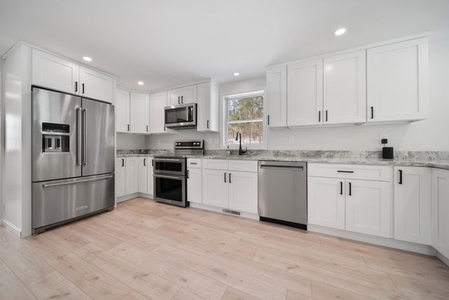 21 Acorn Avenue, Auburn, NH 03032