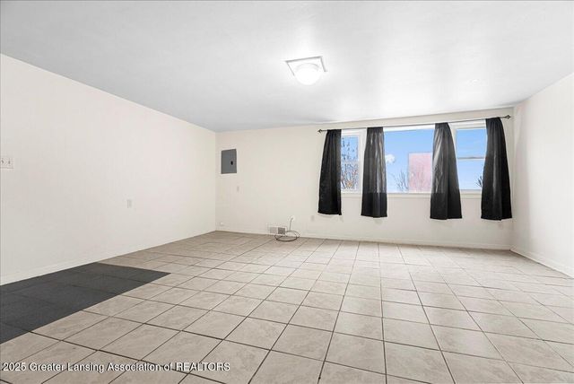 2706 W Jolly Road, Lansing, MI 48911