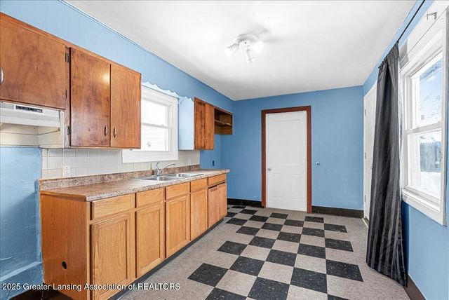 2706 W Jolly Road, Lansing, MI 48911