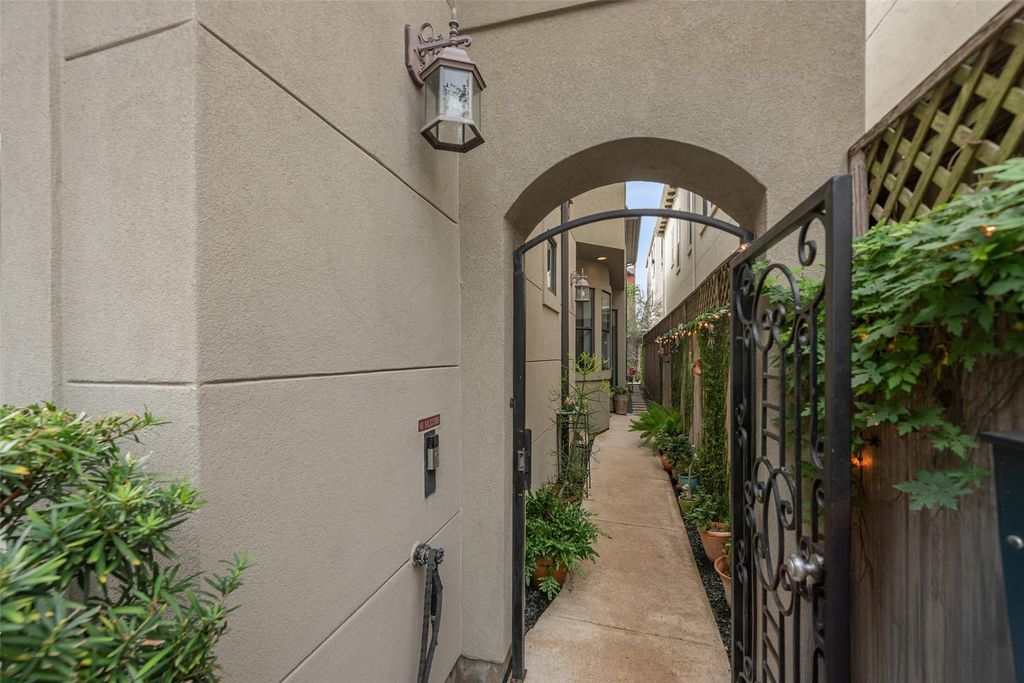 2026 Elmen Street, Houston, TX 77019