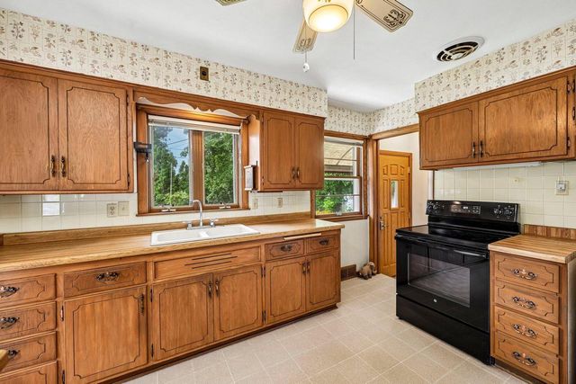 1413 Marion AVENUE, South Milwaukee, WI 53172