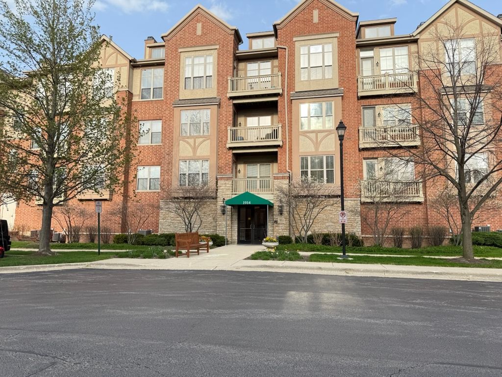 1914 Farnsworth Lane 305, Northbrook, IL 60062