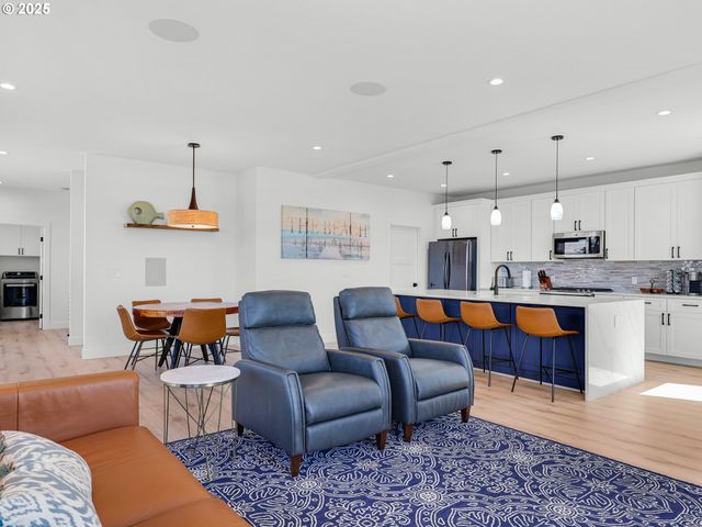 210 15TH Ave, Seaside, OR 97138