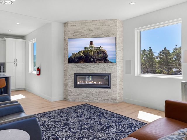 210 15TH Ave, Seaside, OR 97138