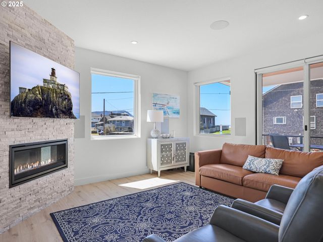 210 15TH Ave, Seaside, OR 97138