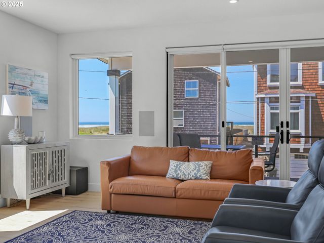 210 15TH Ave, Seaside, OR 97138