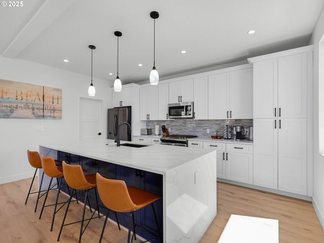 210 15TH Ave, Seaside, OR 97138