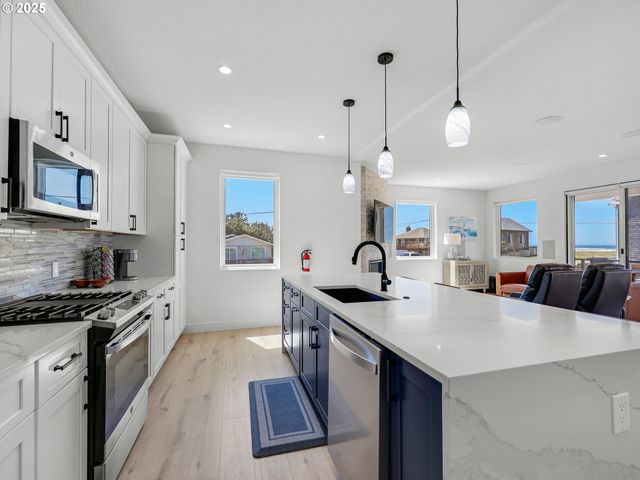 210 15TH Ave, Seaside, OR 97138