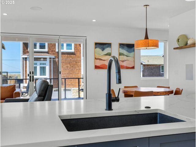 210 15TH Ave, Seaside, OR 97138