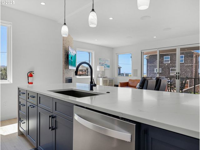 210 15TH Ave, Seaside, OR 97138