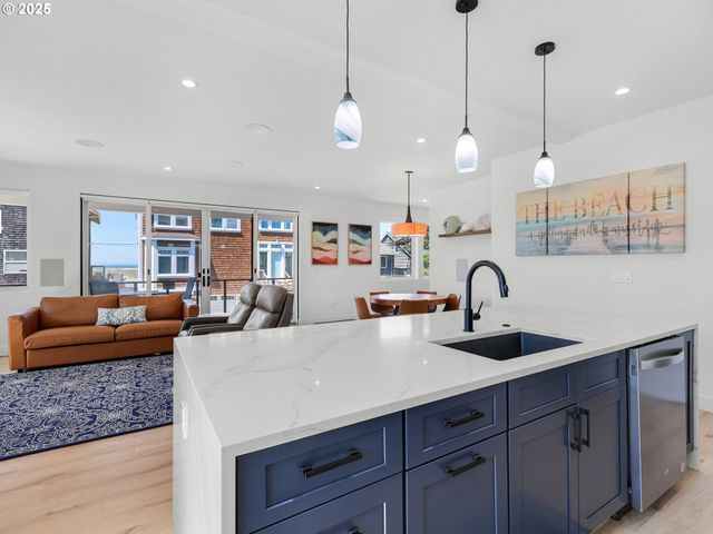 210 15TH Ave, Seaside, OR 97138