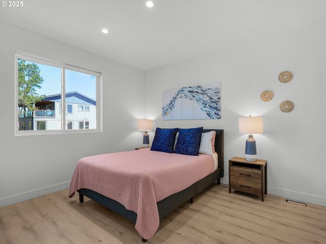 210 15TH Ave, Seaside, OR 97138