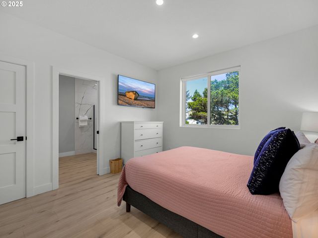 210 15TH Ave, Seaside, OR 97138