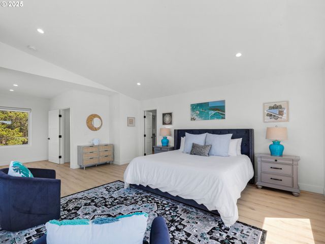 210 15TH Ave, Seaside, OR 97138