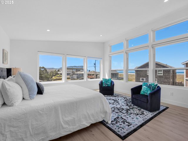 210 15TH Ave, Seaside, OR 97138