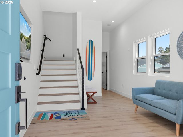 210 15TH Ave, Seaside, OR 97138