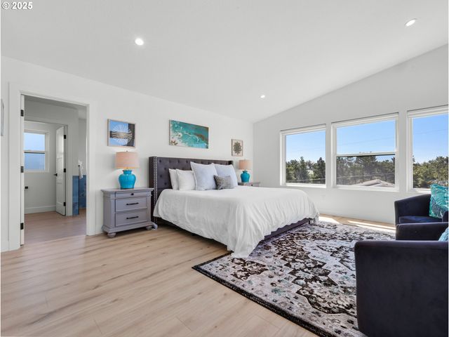 210 15TH Ave, Seaside, OR 97138