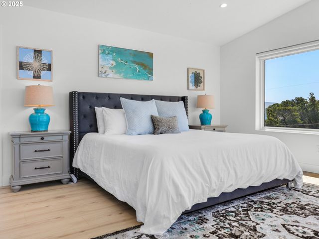 210 15TH Ave, Seaside, OR 97138