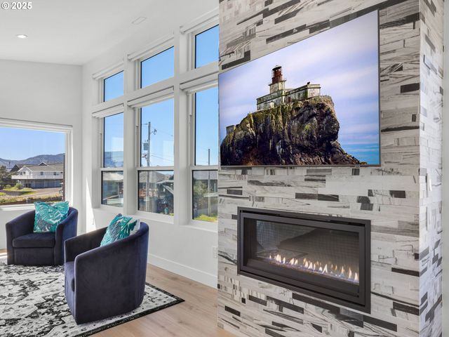 210 15TH Ave, Seaside, OR 97138