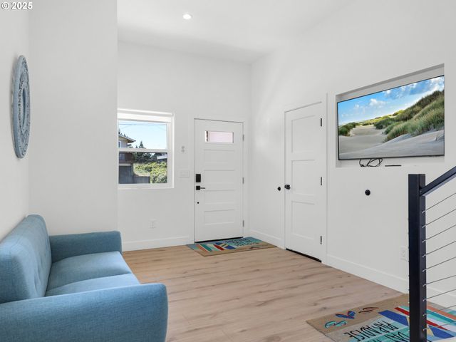 210 15TH Ave, Seaside, OR 97138