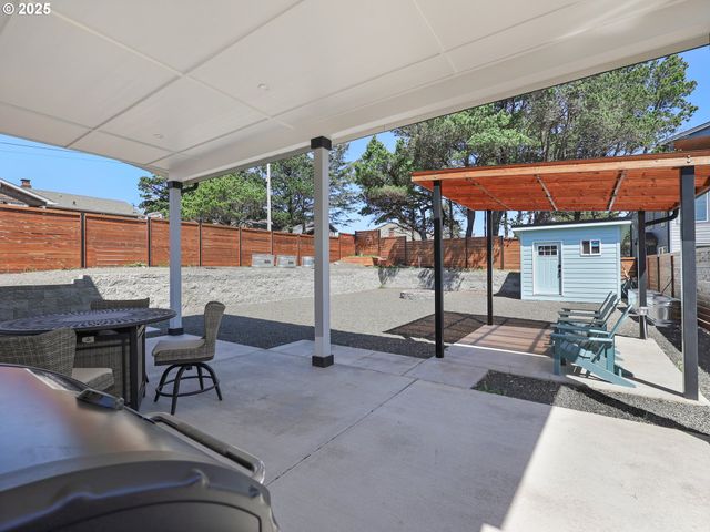 210 15TH Ave, Seaside, OR 97138