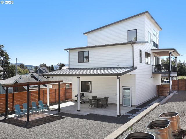 210 15TH Ave, Seaside, OR 97138