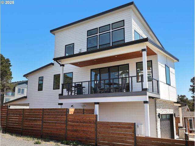 210 15TH Ave, Seaside, OR 97138