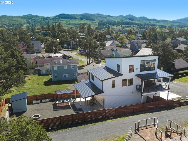 210 15TH Ave, Seaside, OR 97138