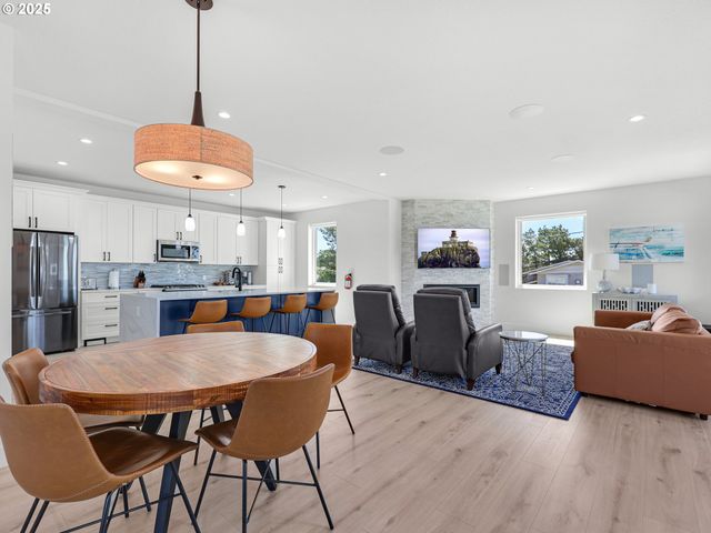 210 15TH Ave, Seaside, OR 97138