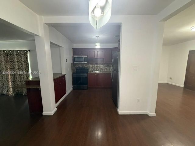 6871 SW 37th Street B, Miami, FL 33155
