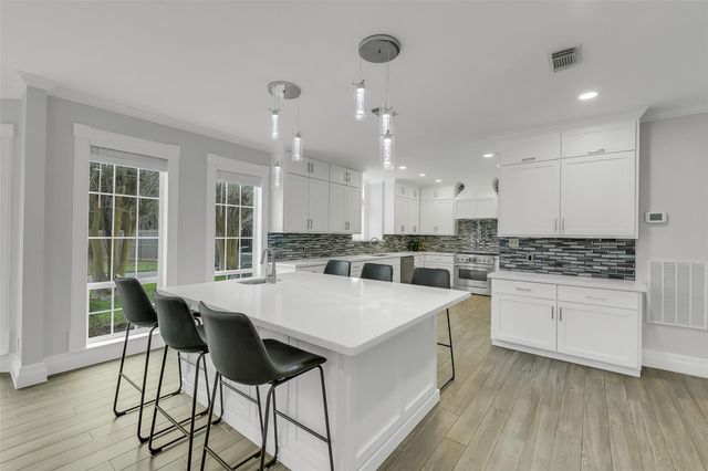 209 Pine Willow Court, Friendswood, TX 77546