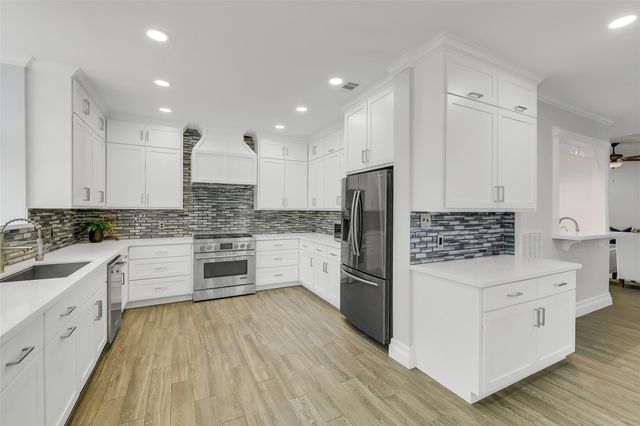 209 Pine Willow Court, Friendswood, TX 77546