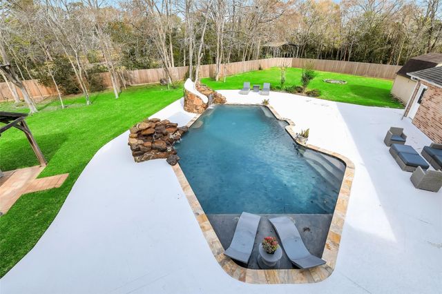 209 Pine Willow Court, Friendswood, TX 77546