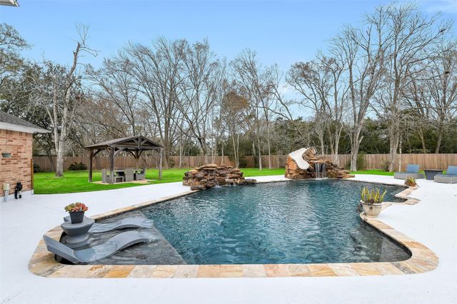 209 Pine Willow Court, Friendswood, TX 77546