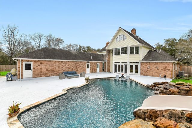 209 Pine Willow Court, Friendswood, TX 77546