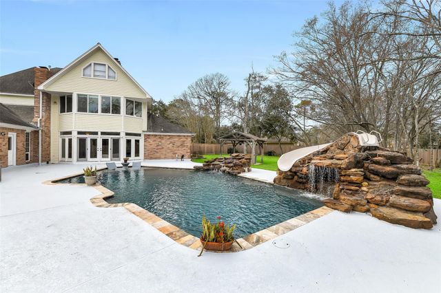 209 Pine Willow Court, Friendswood, TX 77546