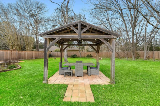 209 Pine Willow Court, Friendswood, TX 77546