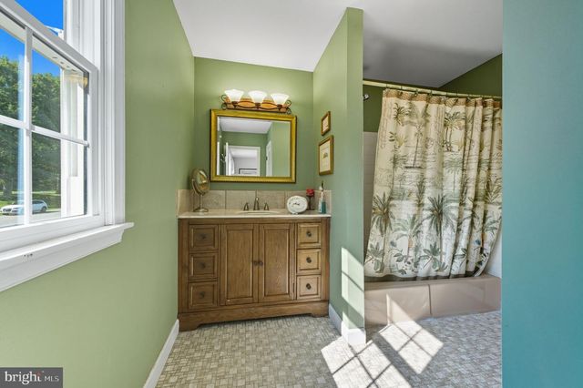 2 JOBS LN, Newark, DE 19711