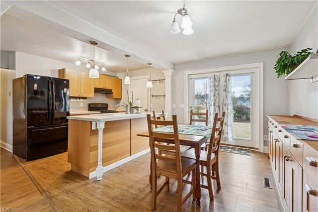 2510 Oak LN, West Point, VA 23181