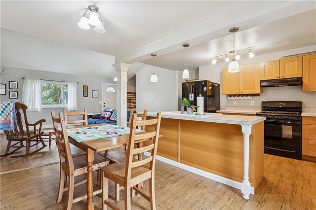 2510 Oak LN, West Point, VA 23181