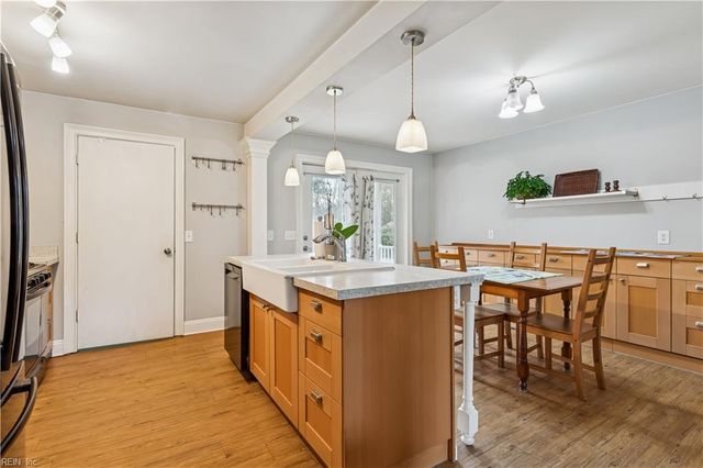 2510 Oak LN, West Point, VA 23181