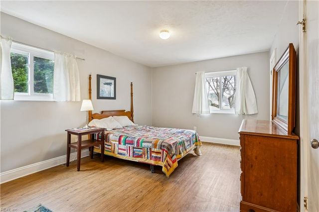 2510 Oak LN, West Point, VA 23181