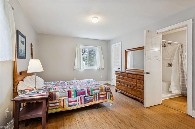 2510 Oak LN, West Point, VA 23181